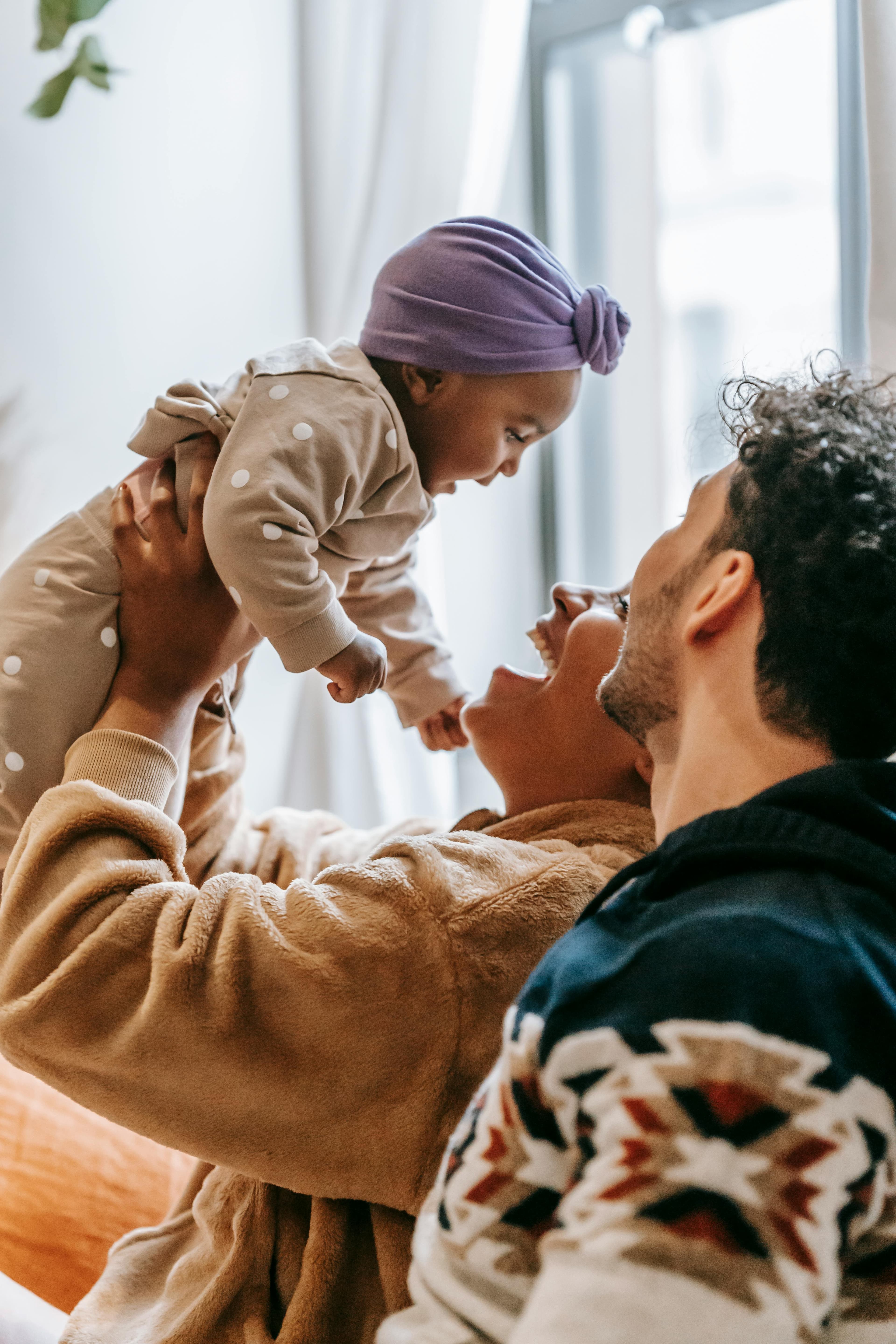 Famille devant une maison